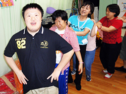 まんぼうでの一日　みんなでダンス